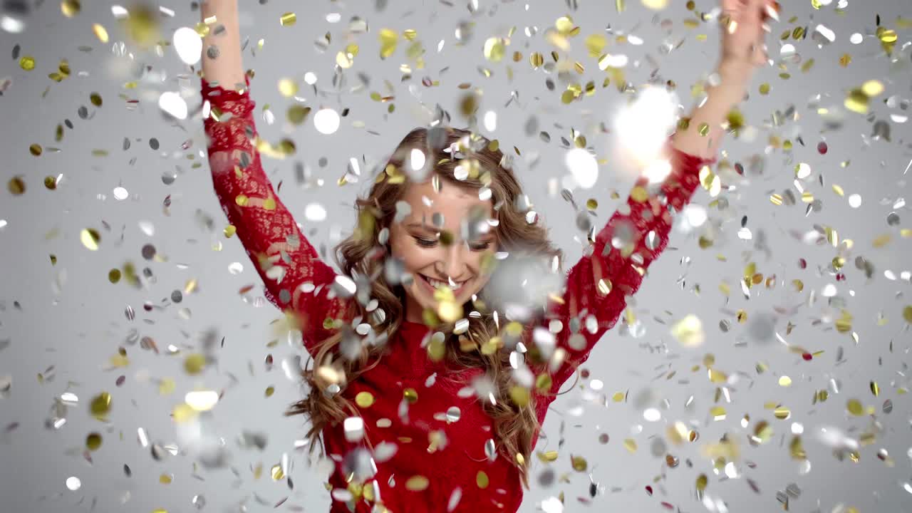 Femme dansant sous une pluie de confettis