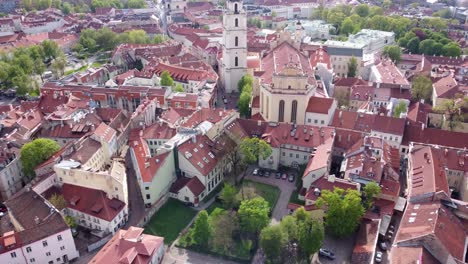 Toma-Panorámica-Del-Casco-Antiguo-Histórico-De-Vilnius-Aéreo