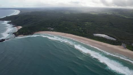 Panoramablick-Auf-Broken-Head-Beach-Mit-Malerischer-Meereslandschaft-In-Byron-Bay,-NSW,-Australien-–-Drohnenaufnahme