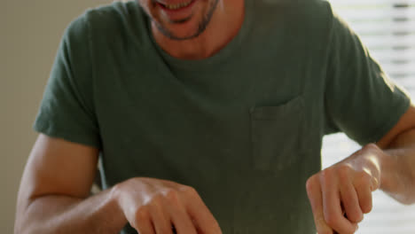 hombre desayunando en casa 4k