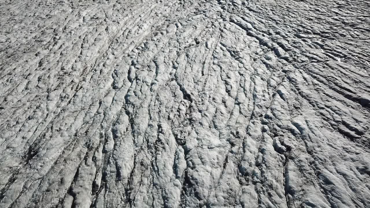 Ripresa dal drone in ascesa di un ghiacciaio nelle Alpi svizzere, Orny