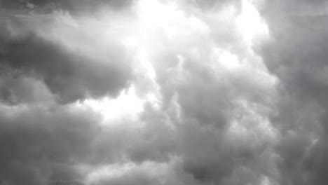viaje a través de nubes de cumulonimbus que cubren el cielo, tormentas eléctricas