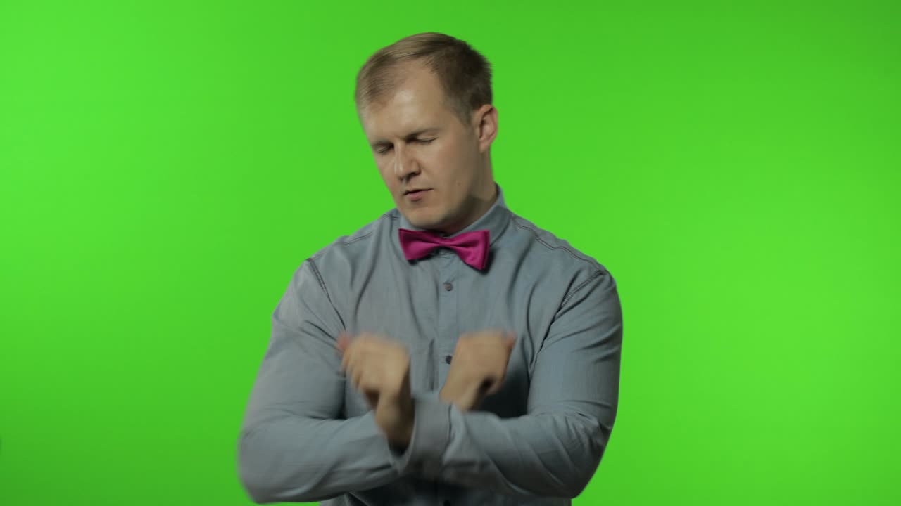 hombre guapo moviéndose en la danza, sonriendo despreocupado, tendencias, gesto de éxito, celebrar. clave de croma