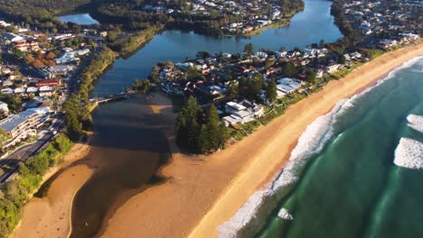 Toma-Aérea-De-Drones-Del-Puente-De-La-Laguna-Terrigal-Y-Los-Suburbios-De-La-Costa-Central-De-Terrigal-Y-Wamberal-Nueva-Gales-Del-Sur-Australia-3840x2160-4k