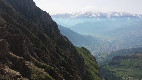 vista espectacular de la ladera de una montaña con el mont-blanc en el fondo