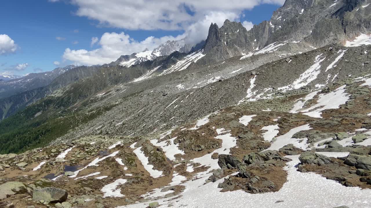 낮에 프랑스 샤모니몽블랑에 있는 플랜 드 레귀유에서 탁 트인 산의 전망을 감상하실 수 있습니다.