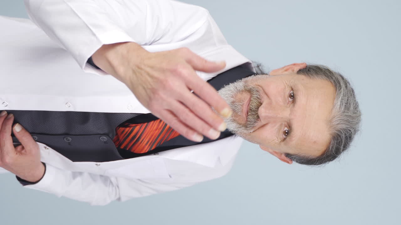 ⁇ 은 의사의 수직 비디오가 도움의 손을  ⁇ 고 있습니다.