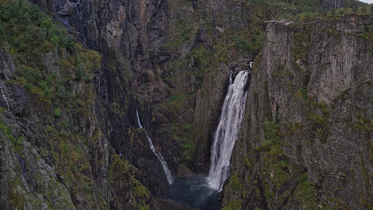 Voringfossen vista dal cielo, incorniciata dalla natura e da ripide pareti della valle.