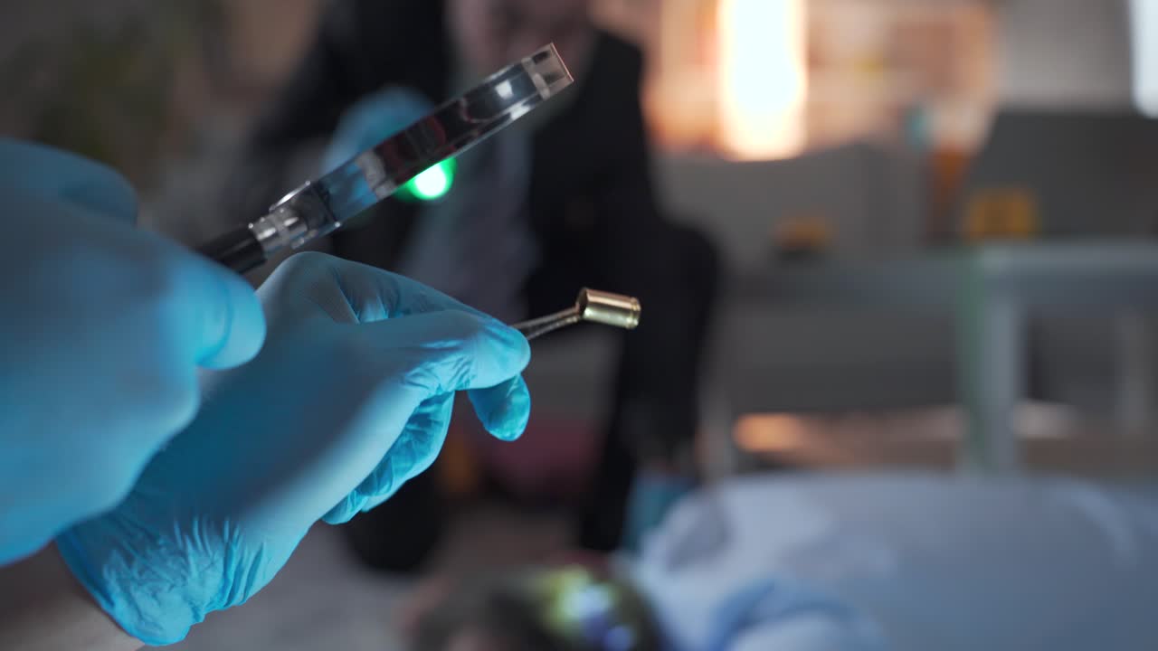 un experto forense en traje protector recoge pruebas en busca de pruebas y pistas.