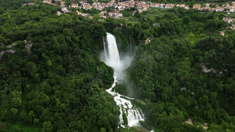 vista aérea de las cataratas de marmore, bosque verde con el pueblo de marmore en terni, umbría, italia