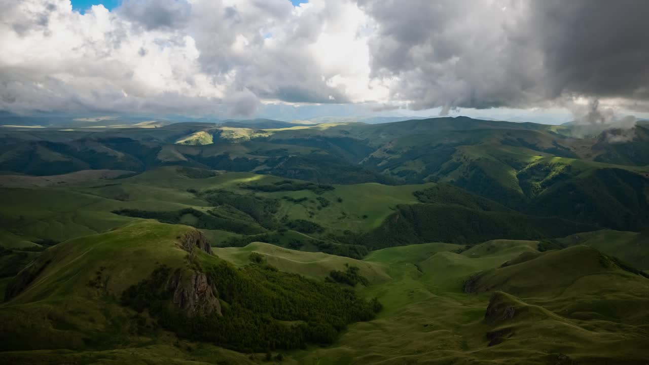 nubes bajas sobre una meseta montañosa en los rayos del atardecer. atardecer en la meseta de bermamyt norte del cáucaso, karachay-cherkessia, rusia.