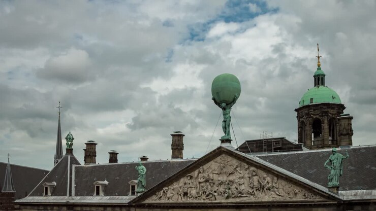 Video timelapse di nuvole che si muovono sopra il 'Palazzo Dam' ad Amsterdam, Paesi Bassi.