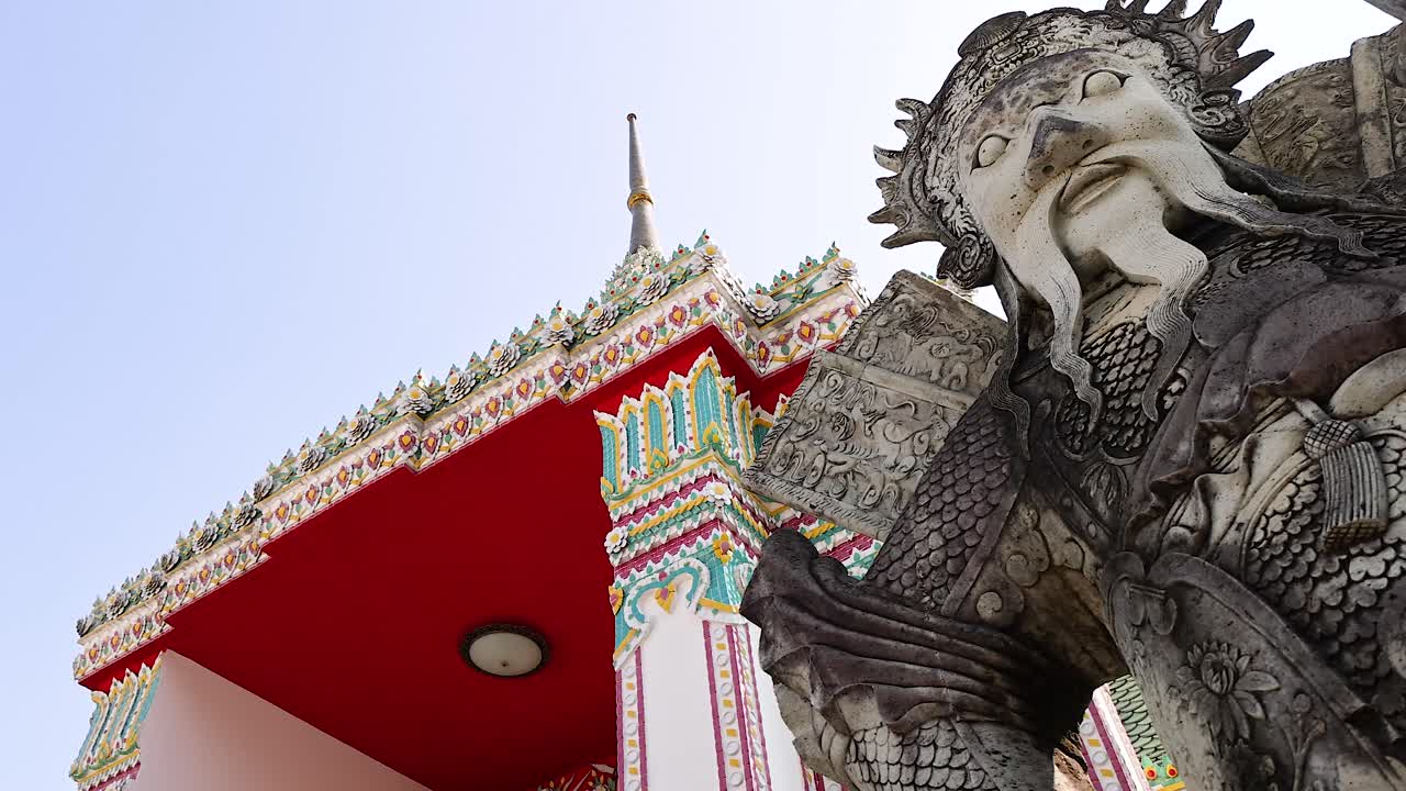 estatua majestuosa al lado de la estructura ornamentada del templo