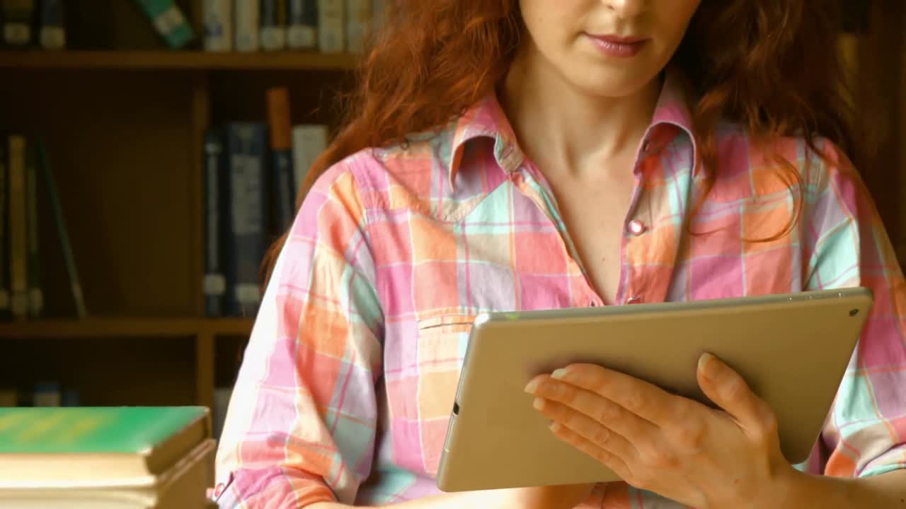 estudiante que usa una tableta