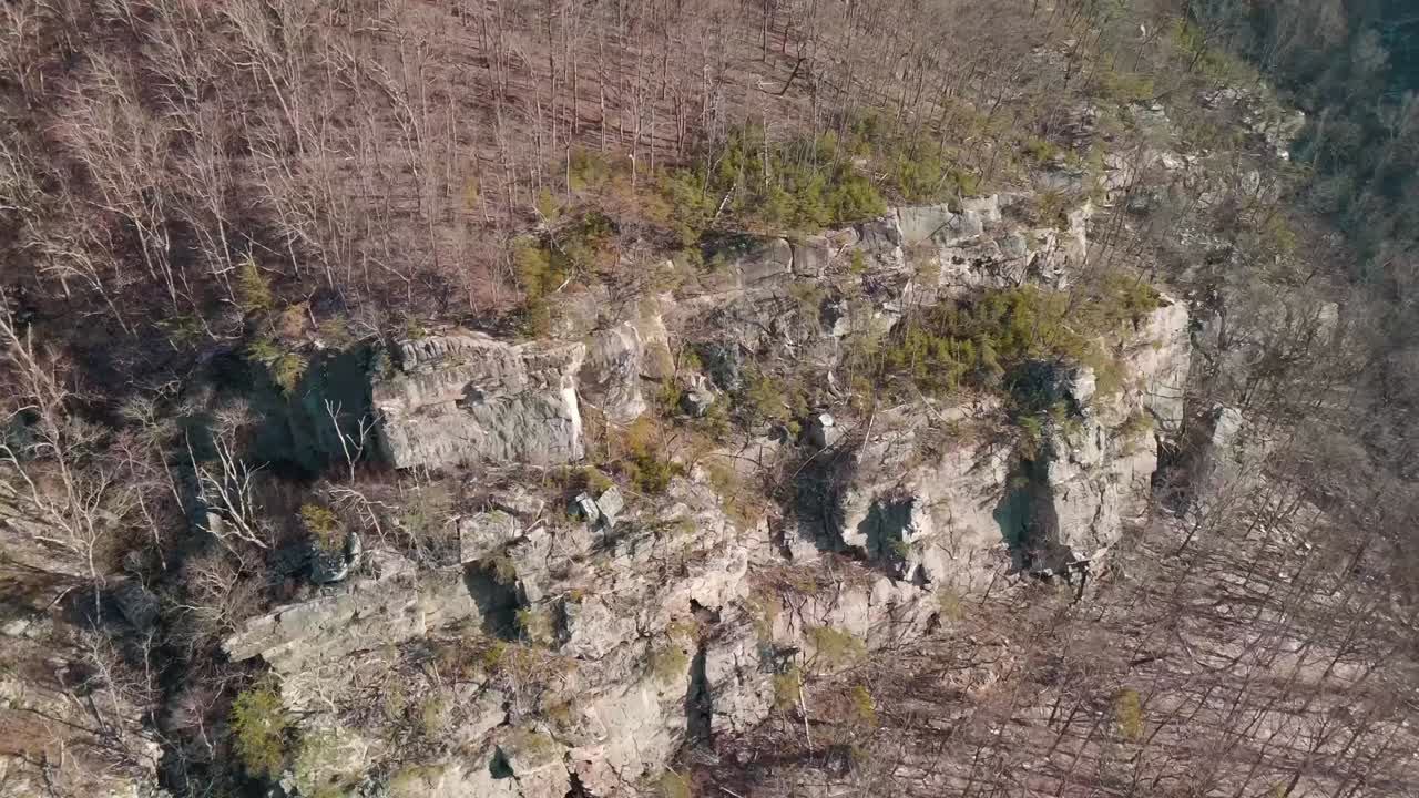 드론 촬영은 밝은 빛 아래 광활하고 건조한 바위 풍경을 포착합니다. 거친 지형과 어져있는 바위 형성으로 남아메리카의 놀라운 환경의 아름다움을 강조합니다.