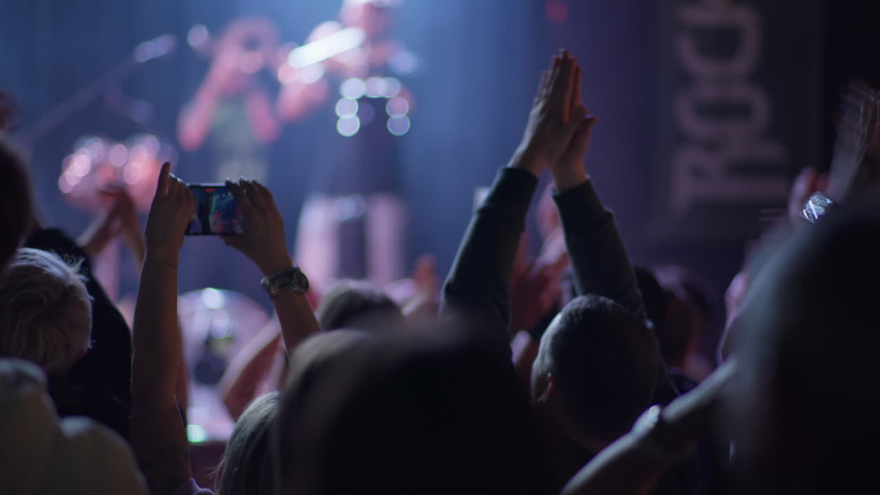 Pubblico che esulta a un concerto di musica dal vivo