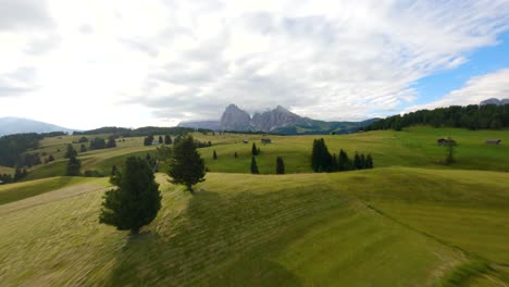 Touristische-Kleine-Hütten-Auf-Der-Alpe-Di-Suisi-Hochebene-In-Den-Italienischen-Dolomiten