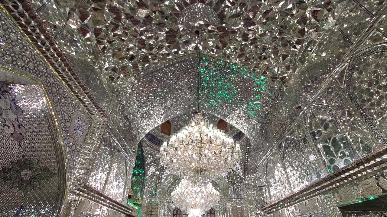 Trabalho Intricado de Espelhos e Lustres de Cristal em uma Mesquita Persa