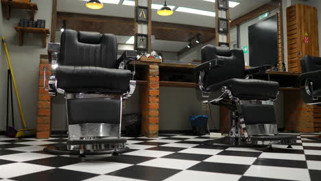 Vintage-Hängelampen-Im-Friseursalon.-Retro-Deckenlampe-Im-Friseurladen.-Friseurstange.-Innenraum-Eines-Friseursalons.-Deckenleuchten-Aus-Metall-Im-Friseursalon