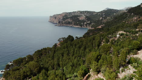 Luftaufnahme-Des-Dorfes-Port-De-Sóller-In-Der-Nähe-Von-Deia-Im-Tramuntana-Gebirge-Auf-Mallorca,-Spanien