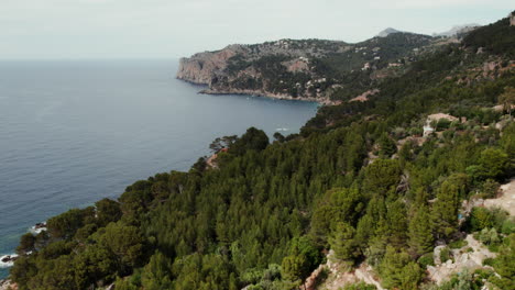vista aérea del pueblo de port de sóller cerca de deia en las montañas de tramuntana de mallorca, españa