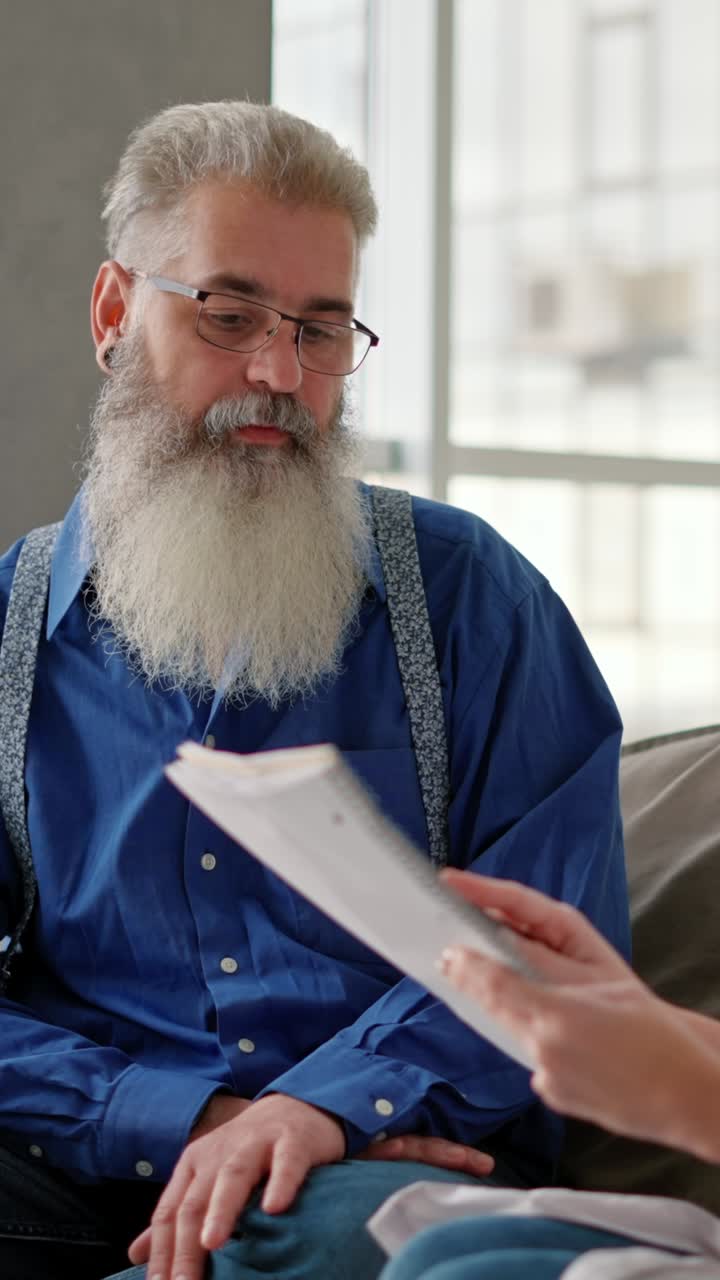 el médico discutiendo los registros médicos con el paciente