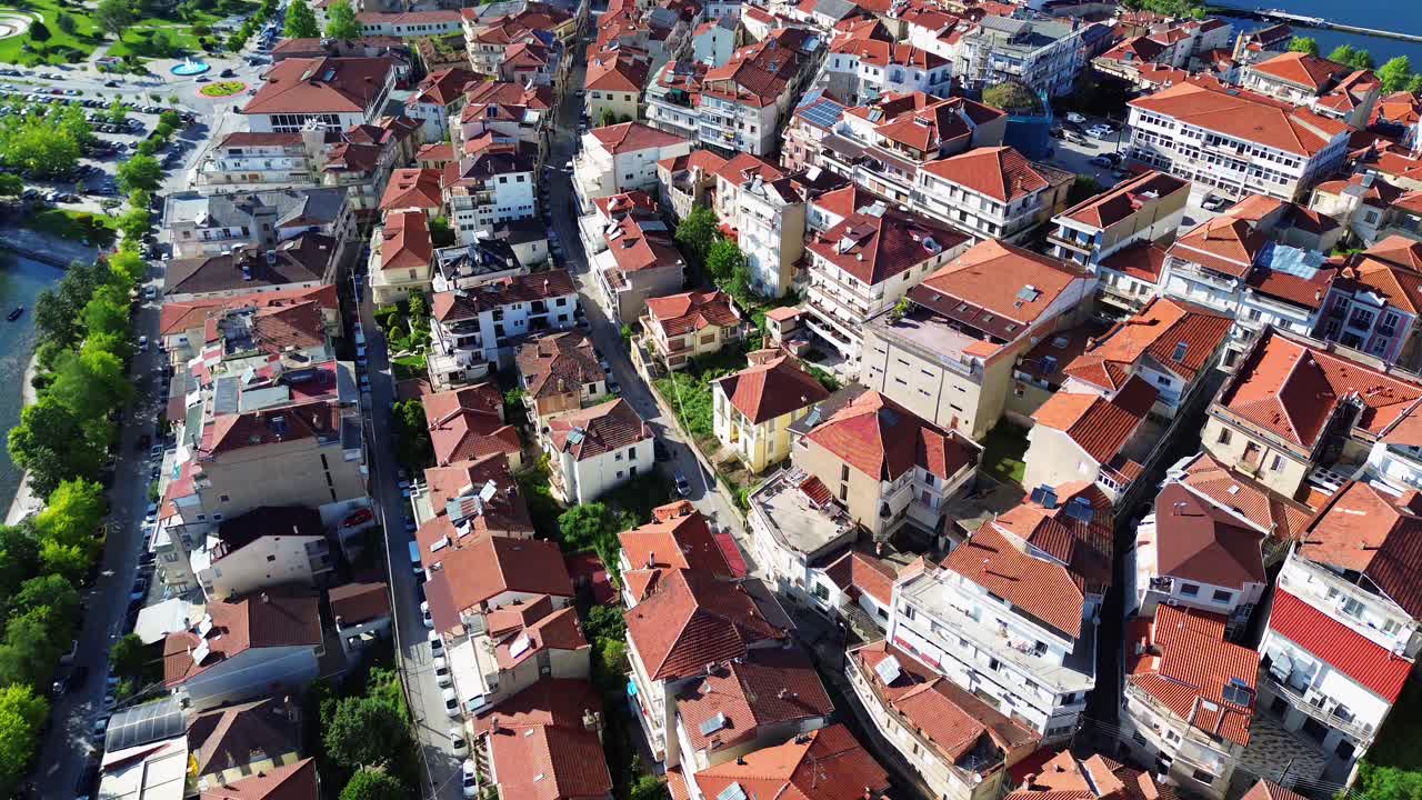 hermosa ciudad griega kastoria región de macedonia, casas aéreas de techo naranja