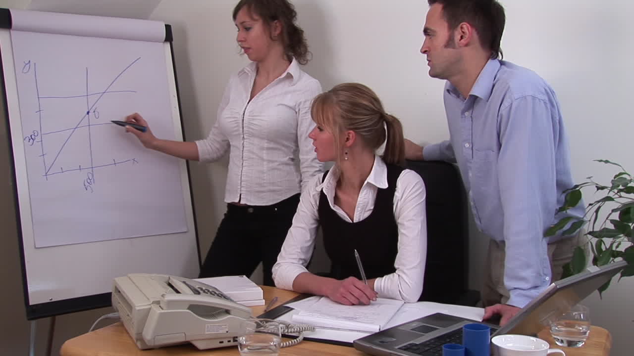 trabajo en equipo de un trabajador de oficina