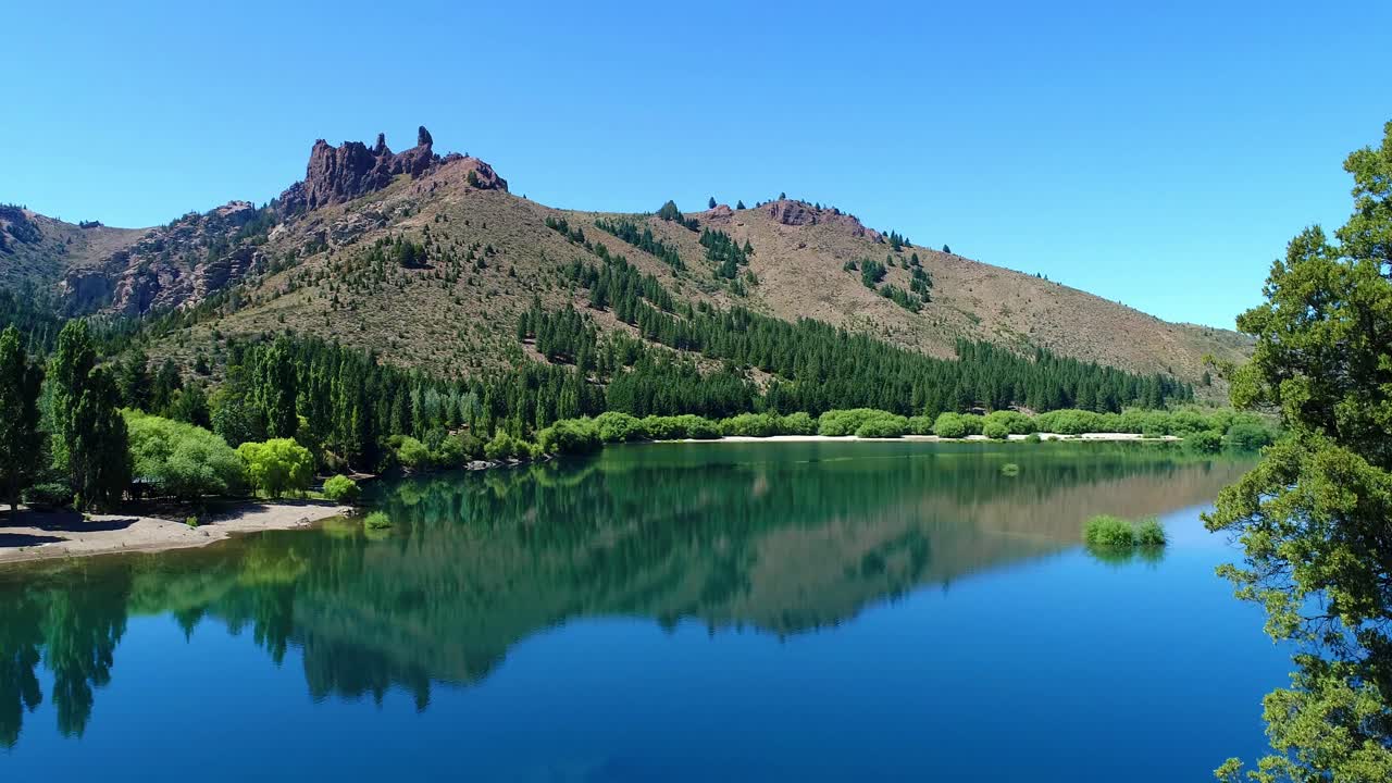 깊고 푸른 하늘이 있는 북부 파타고니아 호수의 조감도-6