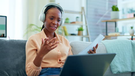 mujer negra feliz, portátil o auriculares para video