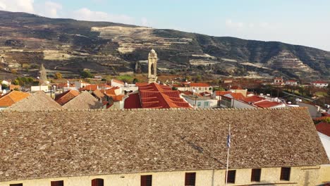 Drohne-Fliegt-über-Das-Heilige-Christliche-Kloster-In-Richtung-Der-Alten-Kuppel,-Hochgebirgslandschaft-Im-Hintergrund,-Stadt-Limassol,-Zypern