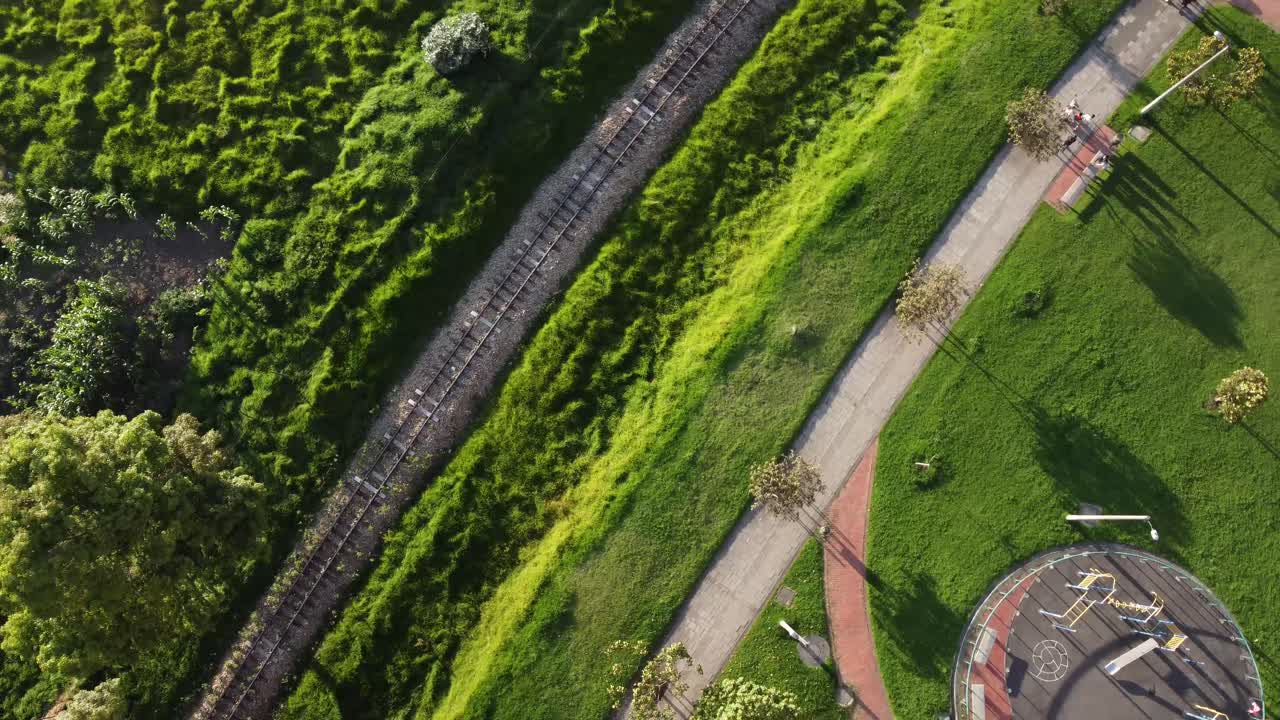 zenithal shot 공원과 철도 바로 위에 하품