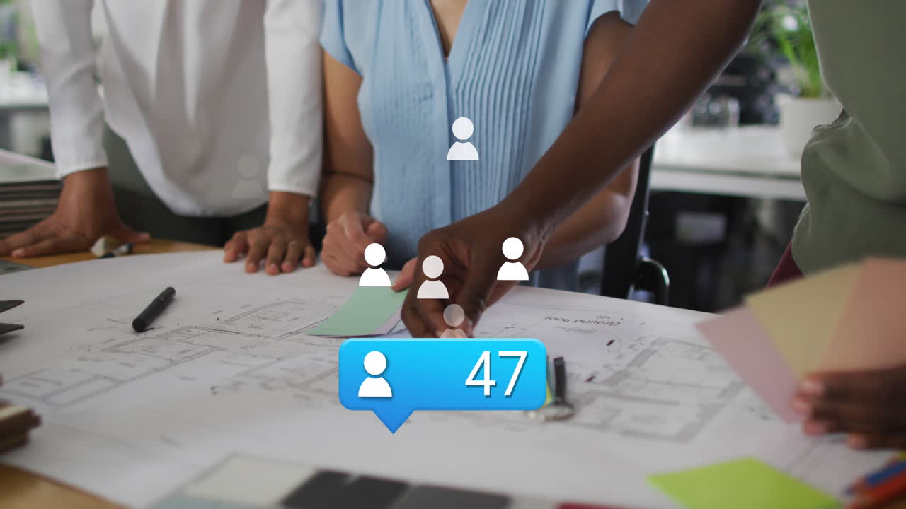 animación del icono del perfil con un número creciente en la sección media de colegas discutiendo sobre el plan