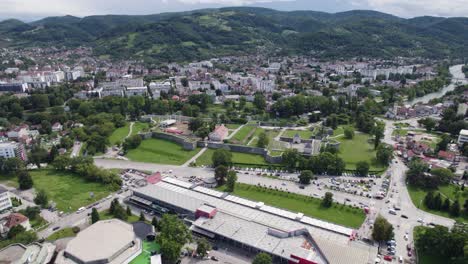 Panorámica-Aérea:-Vista-De-La-Fortaleza-De-Kastel,-Ciudad-De-Banja-Luka,-Bosnia