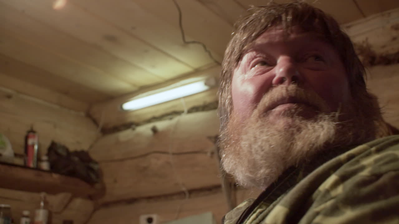 hombre en una cabaña de madera