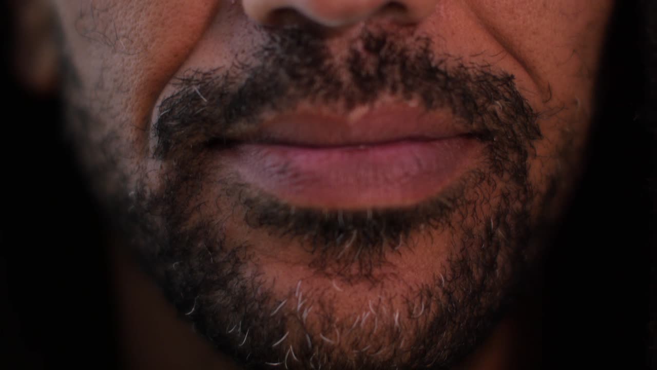 rostro de hombre barbudo, ojos cerrados