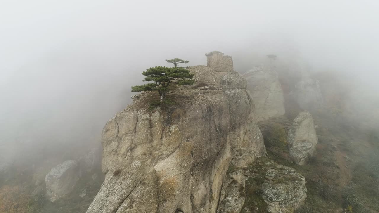 안개가 가득한 산꼭대기 폐허