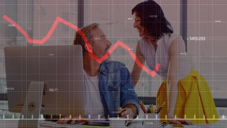 animación del procesamiento de datos financieros sobre diversas personas de negocios que usan computadora en la oficina