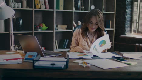 mujer de negocios análisis de datos. mujer de negocios trabajando. analista de datos