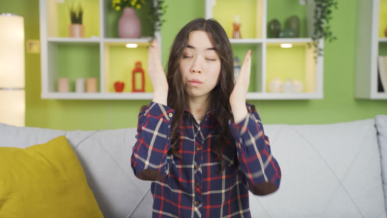 똑똑하고 똑똑한 아시아 젊은 여성.