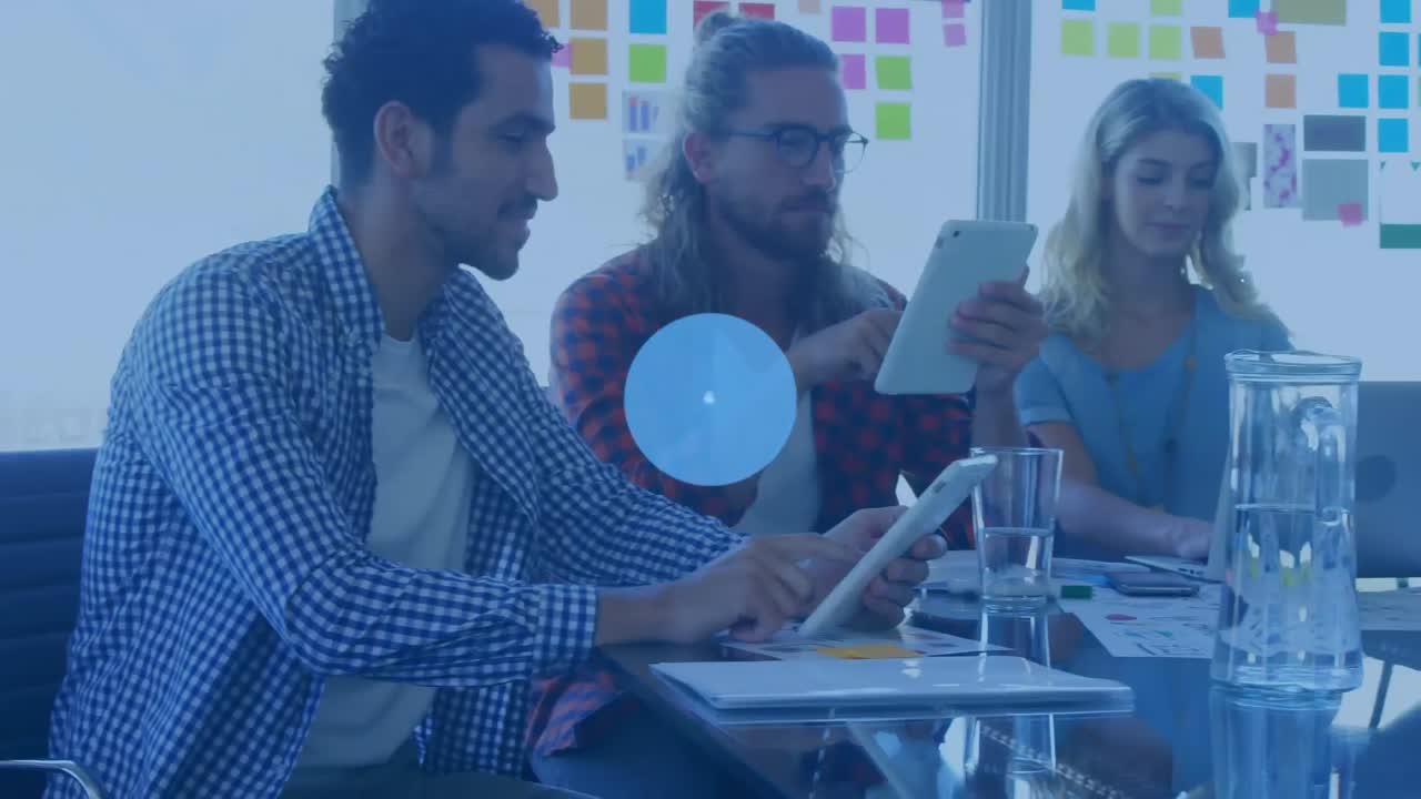 animación de una red de iconos digitales sobre diversos empresarios que utilizan dispositivos electrónicos en la oficina