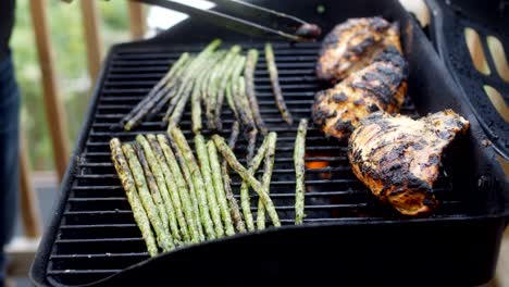 pollo a la parrilla y frijoles verdes