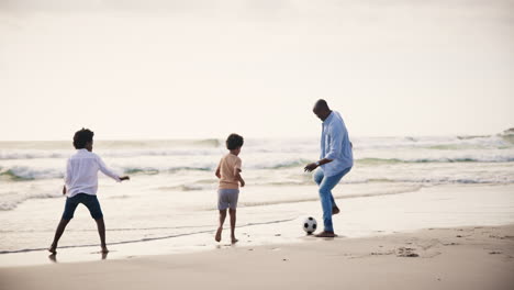 Fútbol,-Familia-Feliz-En-La-Playa-Juntos-De-Vacaciones