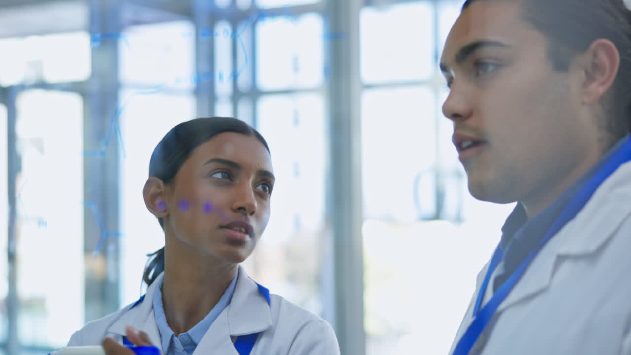 Vetro, medico e dipendenti che fanno ricerca