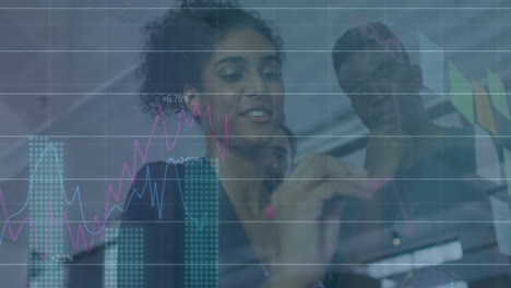 vídeo del procesamiento de datos financieros sobre diversas personas de negocios