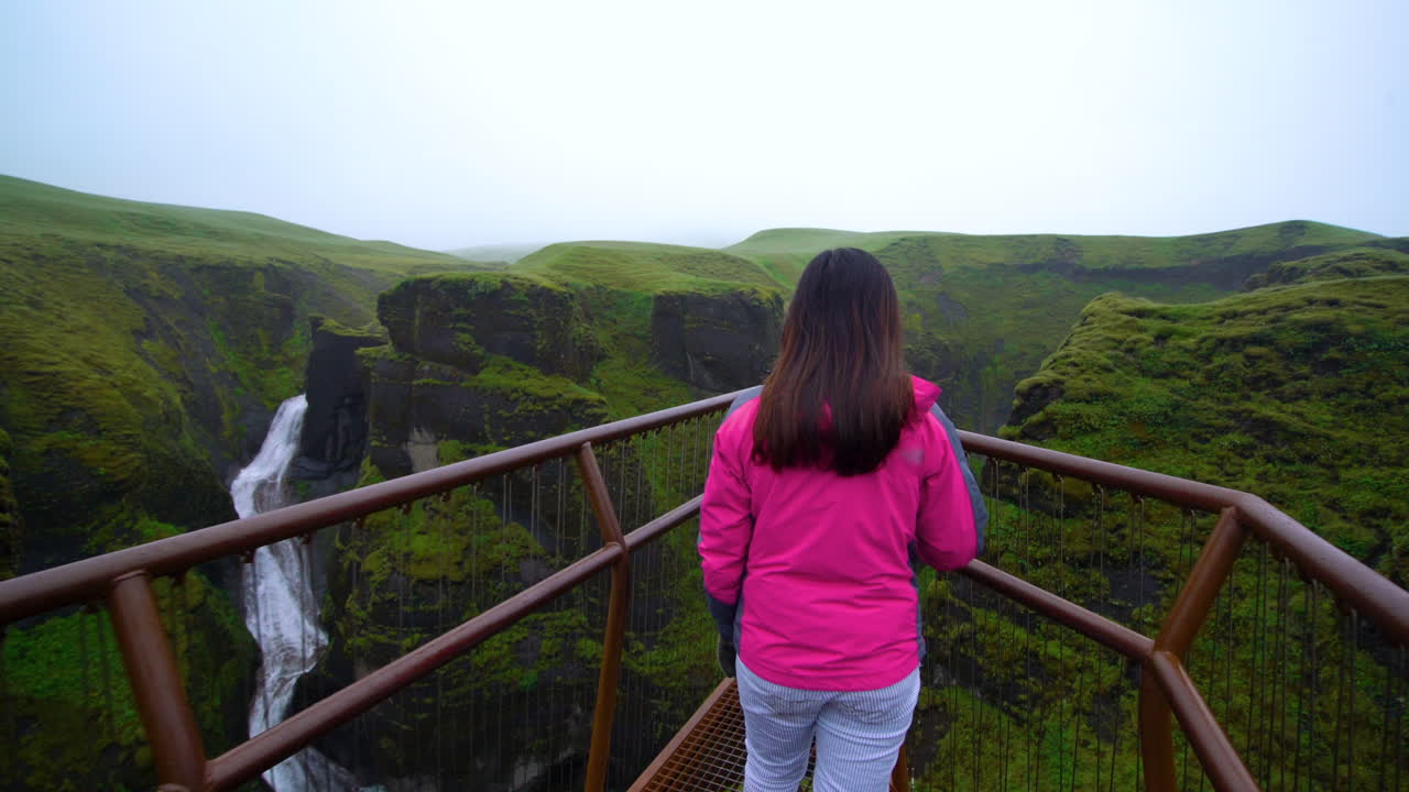 mujer viajera en fjadrargljufur en islandia.