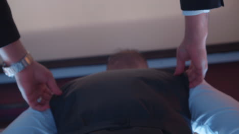 vestir un cuerpo masculino desde un punto de vista bajo