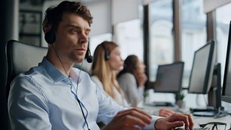 Equipo-Del-Centro-De-Llamadas-Trabajando-En-La-Oficina.-Operadores-Amigables-Hablan-Con-Clientes-De-Consultoría