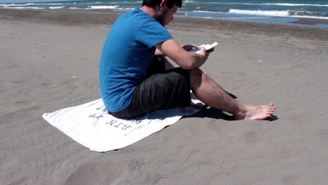 leer un libro en la playa 1