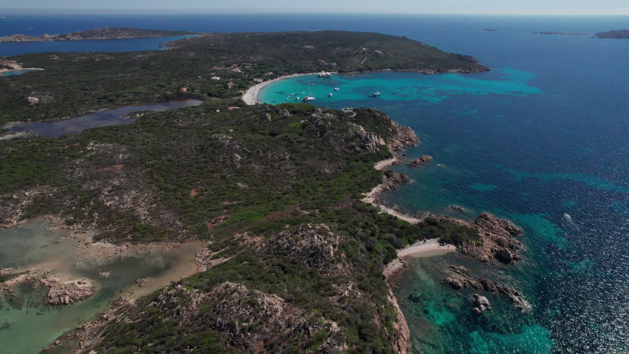 여름 동안 이탈리아의 사르데니아 섬의 지리적 해안선과 해변의 경치가 아름다운 풍경으로 여행하는 항공 드론 비디오